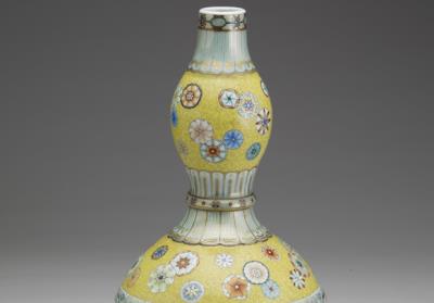 图片[2]-Revolving gourd-shaped vase with decoration of floral pattern on yellow ground in yangcai painted enamels, Qianlong reign (1736-1795), Qing dynasty-China Archive